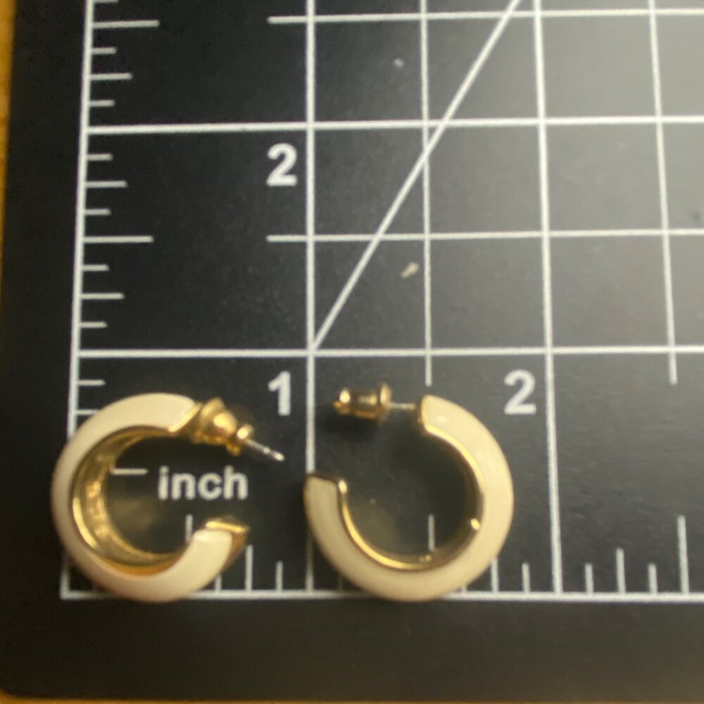 Vintage Trifari Ivory Gold-Tone Hoop Earrings Pierced Classic Puffy Corpcore - Picture 5 of 11